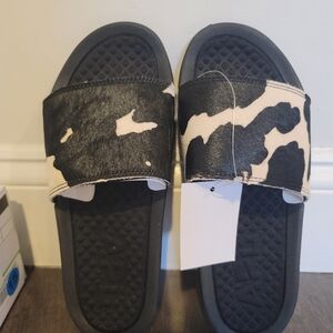 NIB APL Women's Iconic Slide Shoes Size 8 Black White Cow Print Comfort Sandals